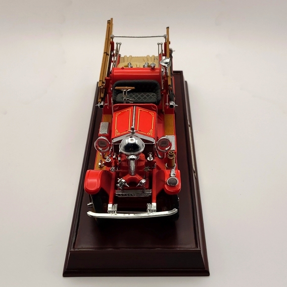 1990 Franklin Mint 1922 Ahrens-Fox R-K-4 model fire engine, wood display stand - Picture 6 of 16